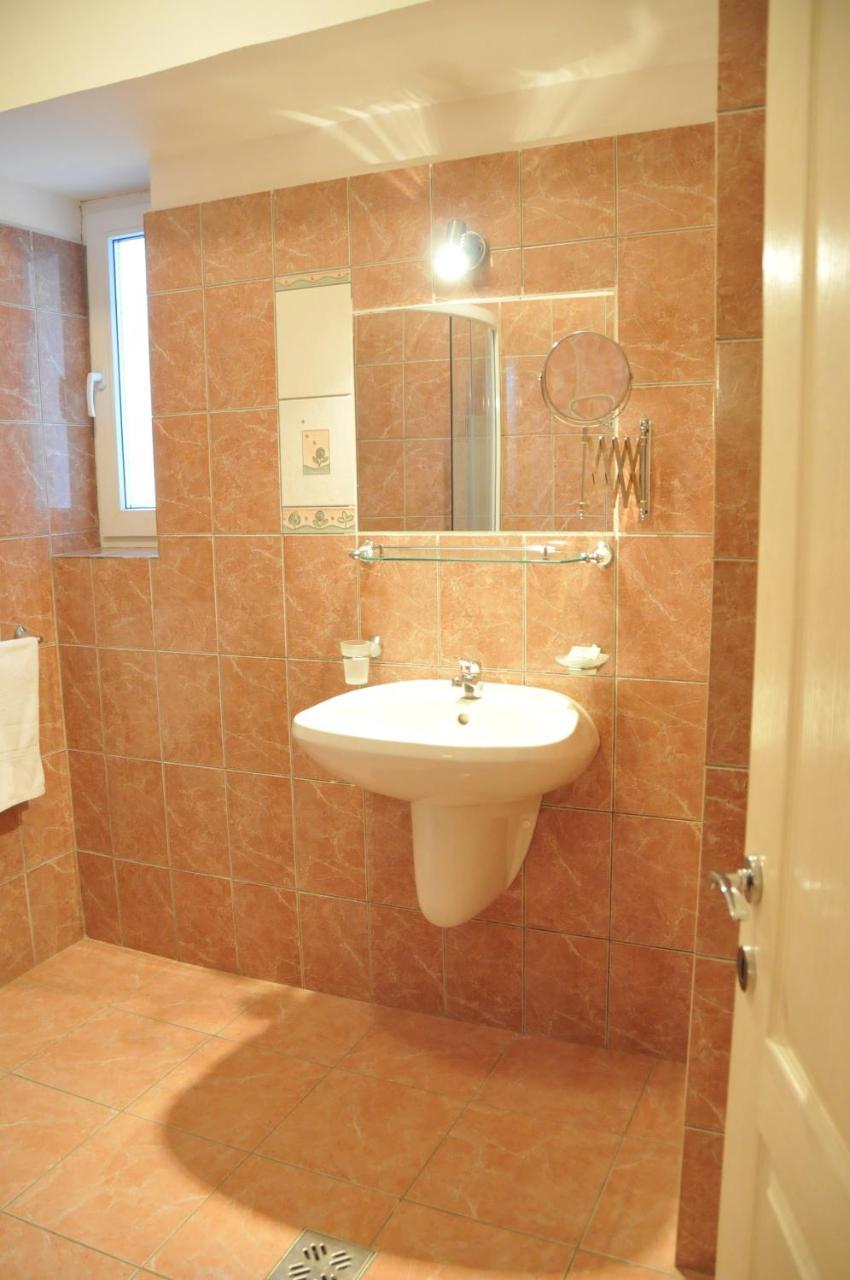 Pensiunea Studio Bacau Ngoại thất bức ảnh